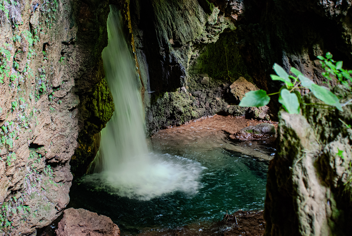 Interno della grotta della cascata del Vuglio